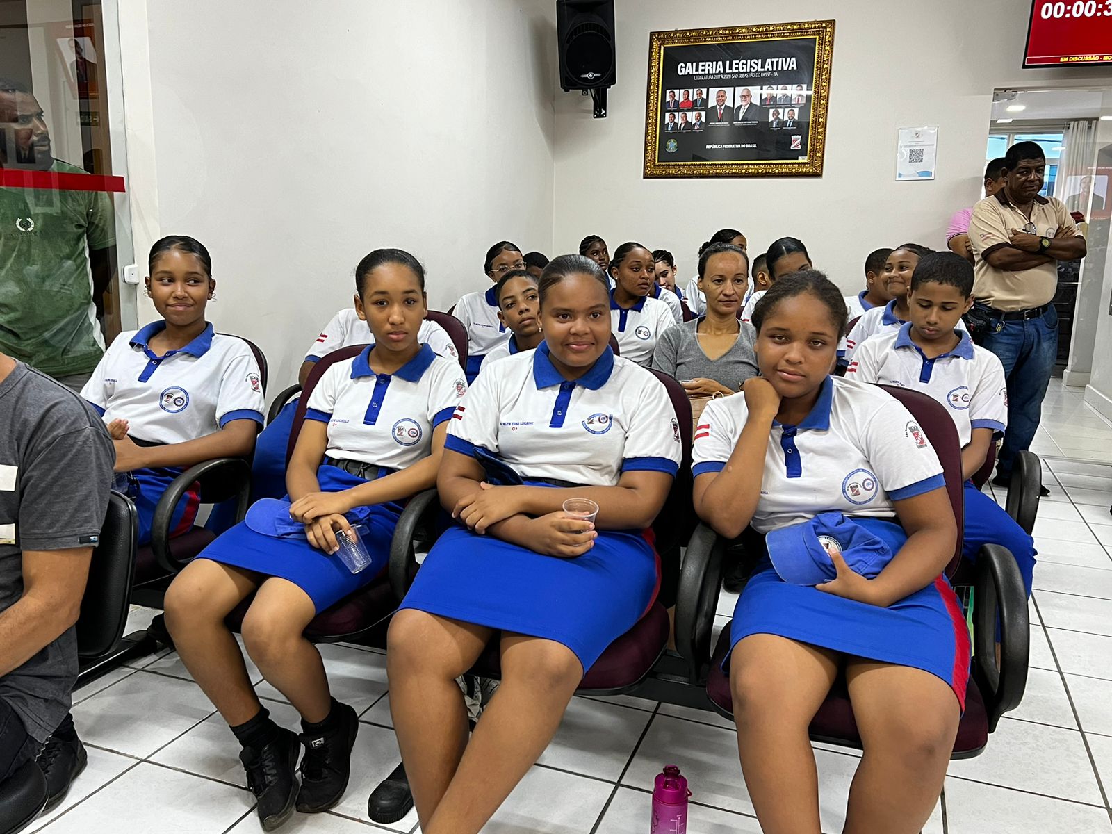 Alunos do CPM Dr. João Paim Visitam a Câmara Municipal durante Sessão Ordinária Especial