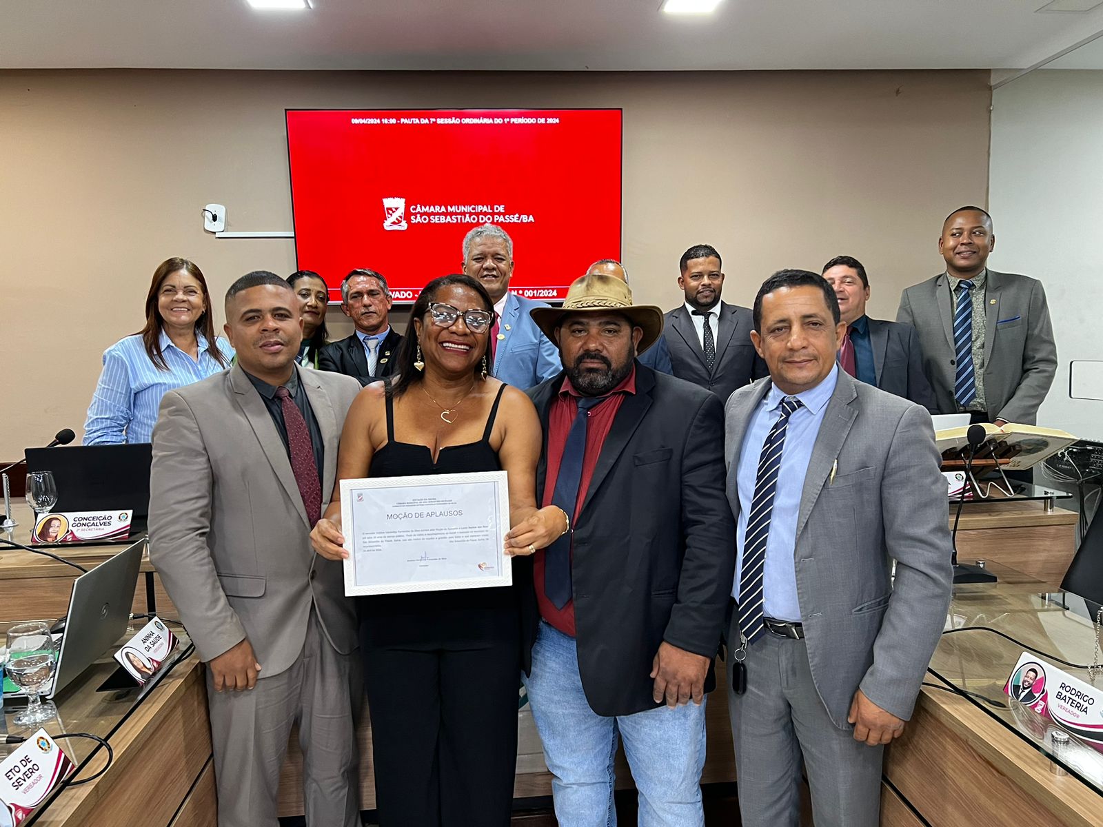 Emoção e Reconhecimento: Homenagem Especial a Luzia dos Santos na Câmara Municipal