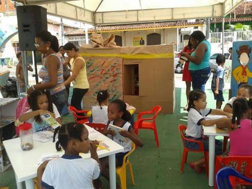 Biblioteca na Praça reúne crianças e adolescentes
