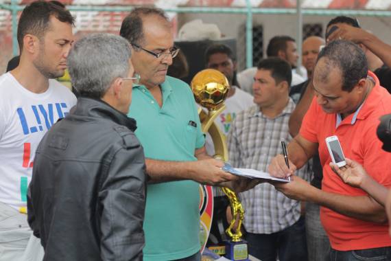 Prefeito assina OS para reforma do Penão durante torneio de futebol